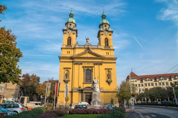 Hermosa iglesia amarilla en Budapest, Hungría. Religión . —  Fotos de Stock