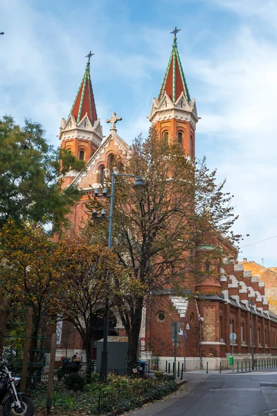 Schöne Backsteinkirche in Budapest, Ungarn. Religion. — Stockfoto