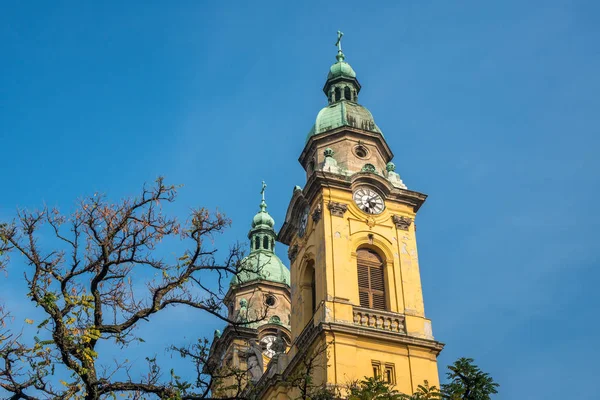 Hermosa iglesia amarilla en Budapest, Hungría. Religión . — Foto de Stock