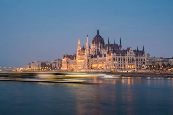 A magyar Parlament épülete és a Duna-folyó Budapesten — Stock Fotó