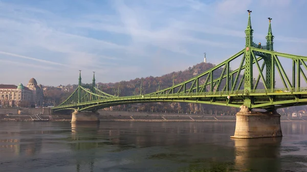 Le pont de la Liberté à Budapest en Hongrie, il relie Buda et — Photo