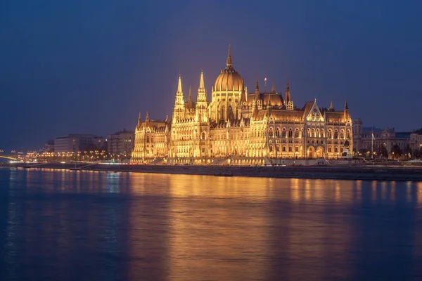 Increíble vista nocturna del parlamento de Budapest y el río Danubio — Foto de Stock