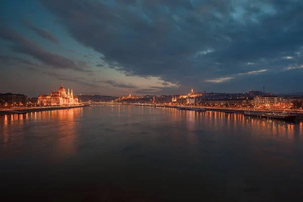 Неймовірний вечірній вид на Будапештський парламент і річку Дунай — стокове фото