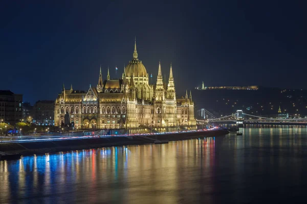 Hihetetlen esti kilátás a budapesti Parlamentre és a Dunára — Stock Fotó