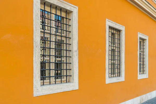 Ventana vintage en la pared de cemento amarillo, se puede utilizar para el fondo —  Fotos de Stock