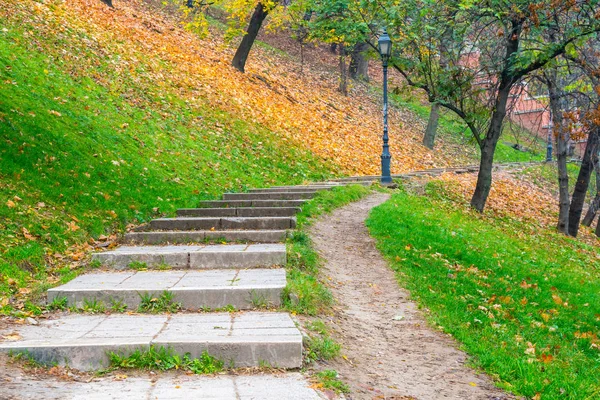 Park walkway at Buda Hill Castle, Budapest, Hungary. Autumn. — Stock Photo, Image