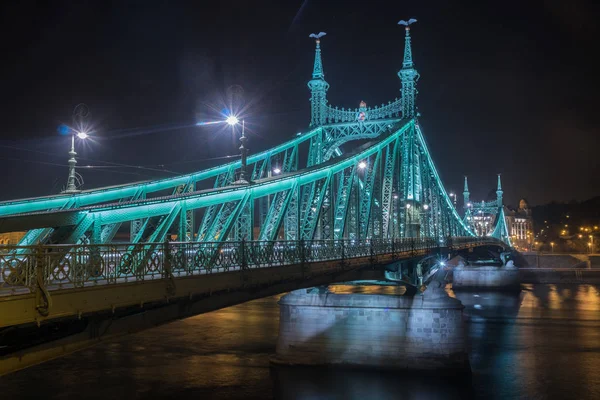 Vista nocturna del Puente de la Libertad, capital de Hungría . — Foto de Stock