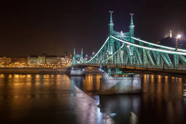 Vista notturna del Ponte della Libertà, capitale dell'Ungheria . — Foto Stock