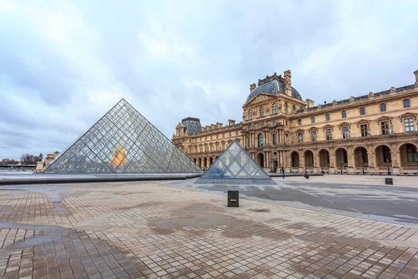 Pohled Pyramida na nádvoří pařížského Louvre muzea. Muzeum Louvre — Stock fotografie