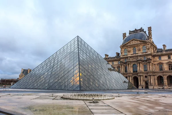 Pohled Pyramida na nádvoří pařížského Louvre muzea. Muzeum Louvre — Stock fotografie