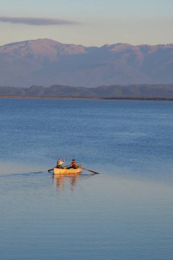 Küçük bir tekne ve Paliastomi gölündeki balıkçılar. Poti. Geo