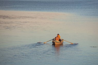 Küçük bir tekne ve Paliastomi gölündeki balıkçılar. Poti. Geo