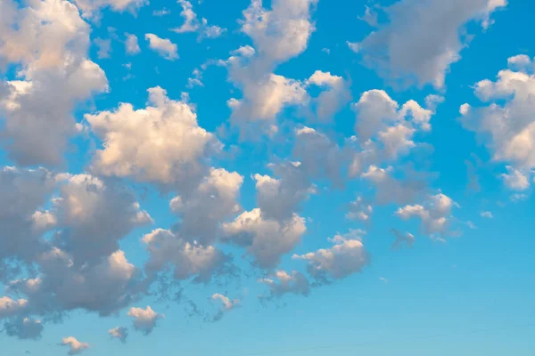 Niebieskie niebo tło z malutkimi chmurami. — Zdjęcie stockowe