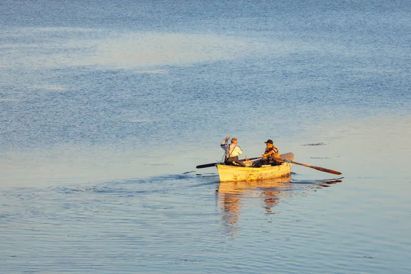 Küçük bir tekne ve Paliastomi gölündeki balıkçılar. Poti. Geo