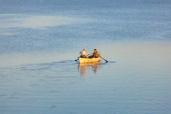 Paliastomi湖の上の小さなボートと漁師。ポティ地理 — ストック写真