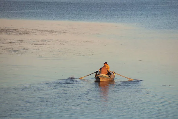 Küçük bir tekne ve Paliastomi gölündeki balıkçılar. Poti. Geo