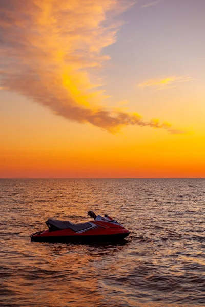 Gün batımında Karadeniz 'in su yüzeyinde mobilet, P — Stok fotoğraf