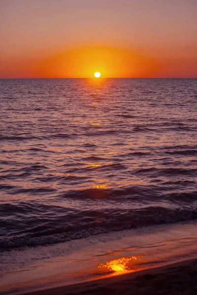 Belo pôr-do-sol no mar Negro. Pôr-do-sol dourado. Poti, Georgi — Fotografia de Stock