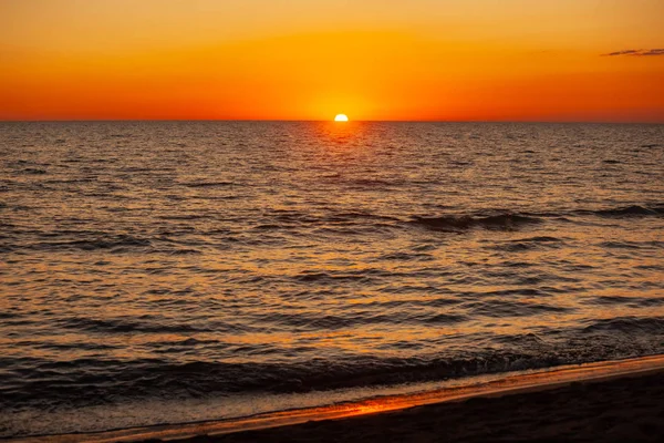 Belo pôr-do-sol no mar Negro. Pôr-do-sol dourado. Poti, Georgi — Fotografia de Stock