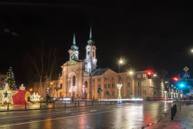 Gece barok kilisesinin önü. Varşova, Polonya.