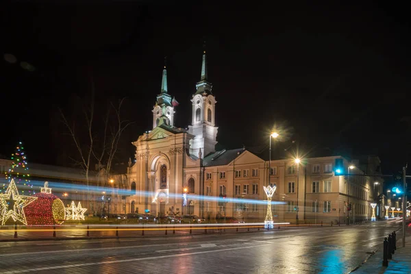 Framsidan av barockkyrkan på natten. Warszawa, Polen. — Stockfoto