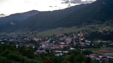 Güzel aydınlatılmış Svan Kulesi ile Mestia 'nın akşam manzarası