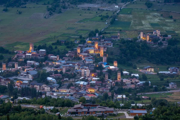 Wieczorny widok na Mestię z pięknym oświetlonym Svan Tower — Zdjęcie stockowe