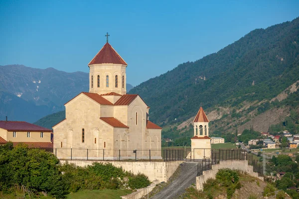Iglesia de San Nicolás (Nikolai) en Mestia, Svaneti. Georgia . — Foto de Stock