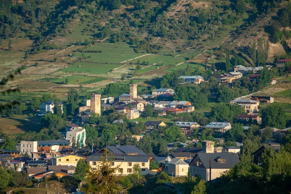 Een echt uitzicht op het prachtige oude dorp Mestia met zijn Svan Towers. — Stockfoto