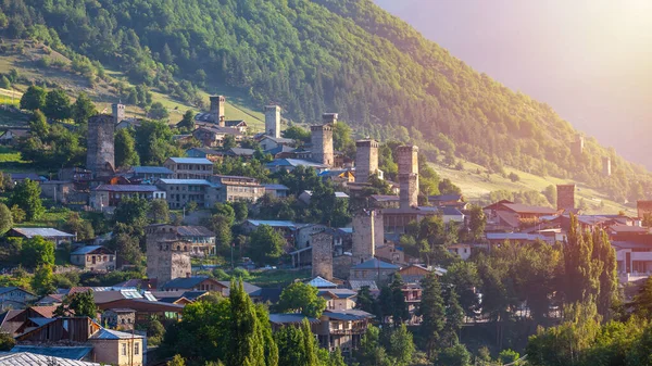 Una vista real del hermoso pueblo antiguo Mestia con sus torres Svan . — Foto de Stock