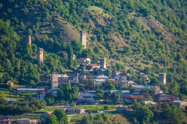 Veduta reale del bellissimo vecchio villaggio di Mestia con le sue Torri Svan . — Foto Stock