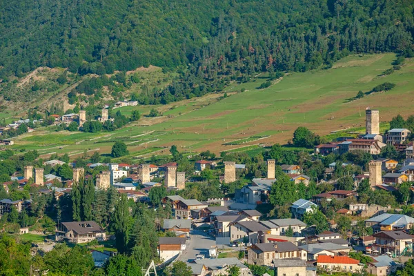 Overklig utsikt över vackra gamla byn Mestia med sina Svan Towers. — Stockfoto