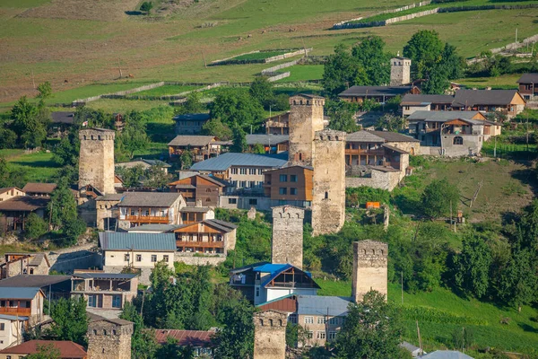 Una vista real del hermoso pueblo antiguo Mestia con sus torres Svan . —  Fotos de Stock