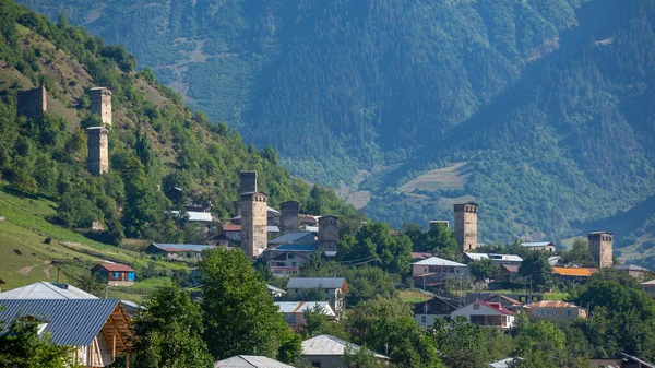 Una vista real del hermoso pueblo antiguo Mestia con sus torres Svan . —  Fotos de Stock