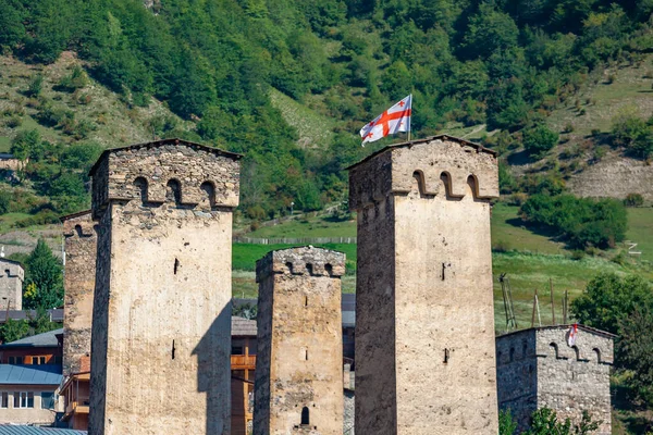 Torres de defensa Svaneti en la aldea de Mestia en Georgia . —  Fotos de Stock