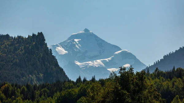 Mount Tetnuldi rises above the Great Caucasian Range in the uppe — Stock Photo, Image