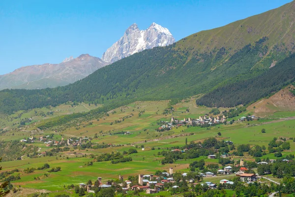 Svaneti'den güzel manzara, eski köydeki kaleler. Tepe Ushba,