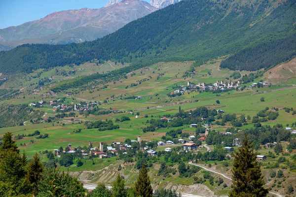 Hermosa vista desde Svaneti, castillos en el casco antiguo. Pico Ushba , — Foto de Stock