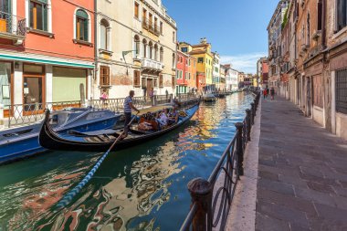 Venedik, İtalya - 15.08.2019: Venedik wat geleneksel gondolları