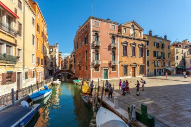 Venedik, İtalya - 15.08.2019: Venedik wat geleneksel gondolları