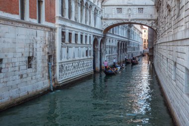 Venedik, İtalya - 15.08.2019: Venedik wat geleneksel gondolları