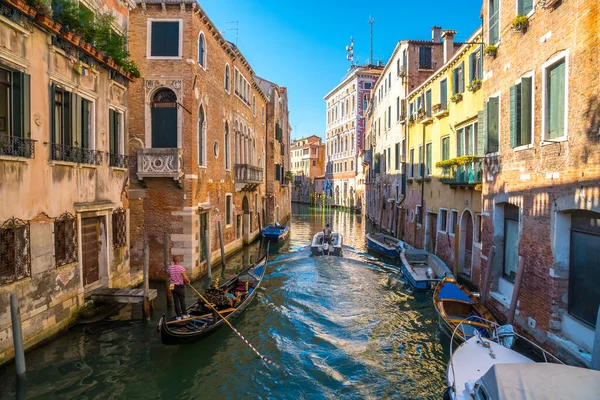 Venedik, İtalya - 15.08.2019: Venedik wat geleneksel gondolları