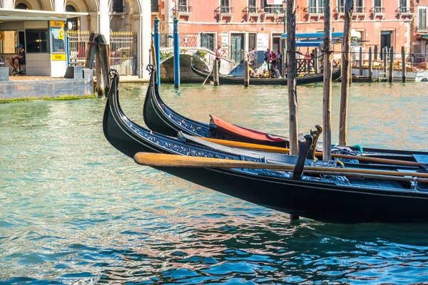 Venise, Italie - 15.08.2019 : Gondoles traditionnelles en wat vénitien — Photo