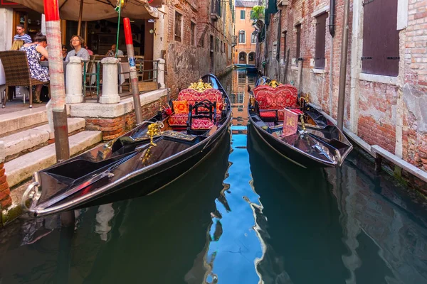 Venedik, İtalya - 15.08.2019: Venedik wat geleneksel gondolları — Stok fotoğraf