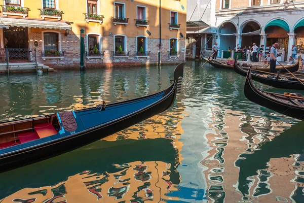 Venecia, Italia - 15.08.2019: Góndolas tradicionales en wat veneciano — Foto de Stock