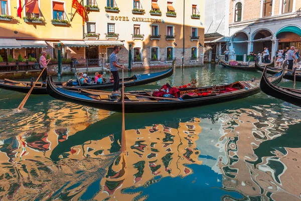 Venecia, Italia - 15.08.2019: Góndolas tradicionales en wat veneciano —  Fotos de Stock