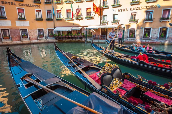 Venise, Italie - 15.08.2019 : Gondoles traditionnelles en wat vénitien — Photo