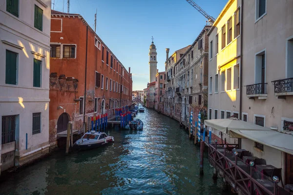 Venedig, Italien - 15.08.2019: traditionelle Gondeln im venezianischen wat — Stockfoto