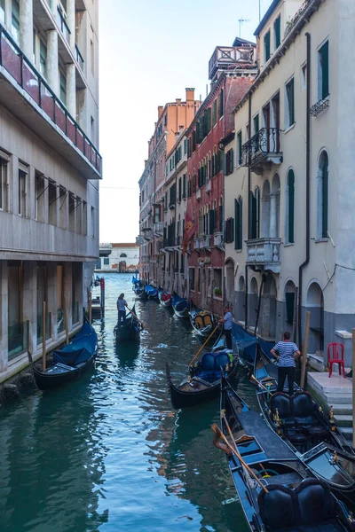 Venise, Italie - 15.08.2019 : Gondoles traditionnelles en wat vénitien — Photo