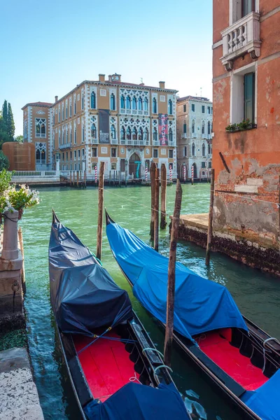 Venice, Italy - 16.08.2019: Traditional gondolas in venetian wat — Stock Photo, Image